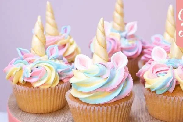 Cách làm bánh Cupcake dễ thương với công thức làm phần sốt và phần kem siêu cute