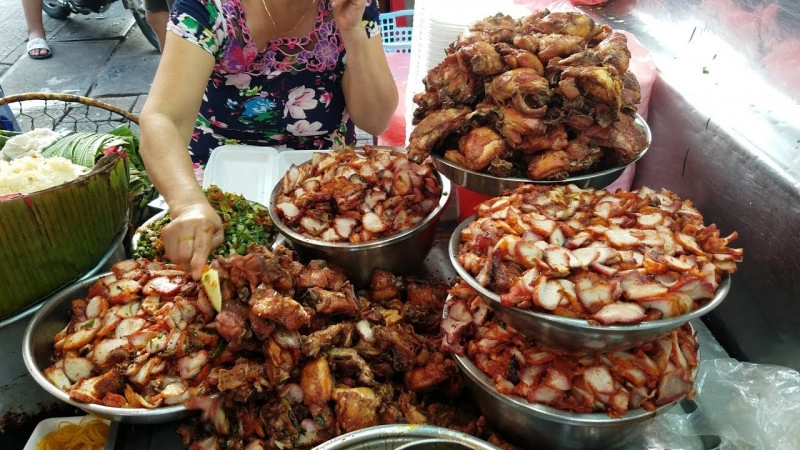 Xôi gà chợ Bà Chiểu nổi tiếng gần xa tại Bình Thạnh