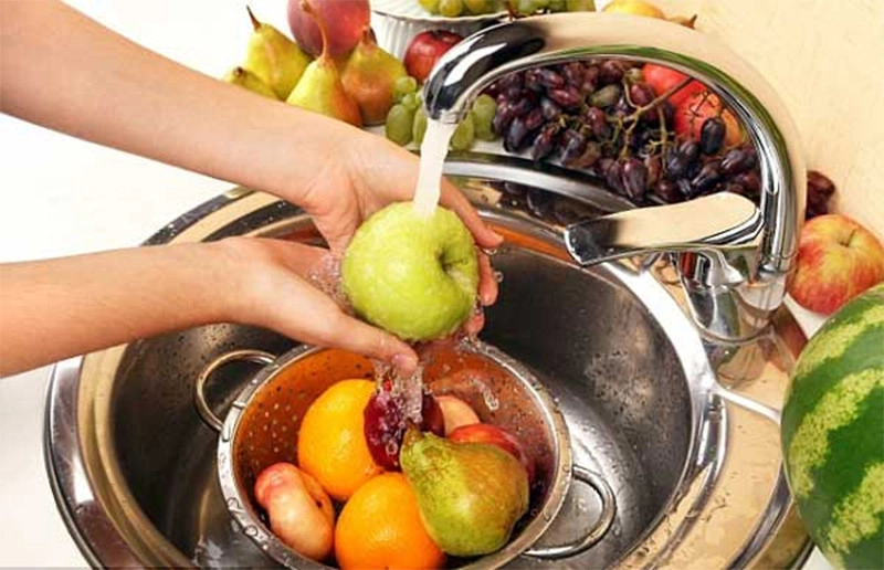 Rửa sạch trái cây trước khi ăn đảm bảo vệ sinh