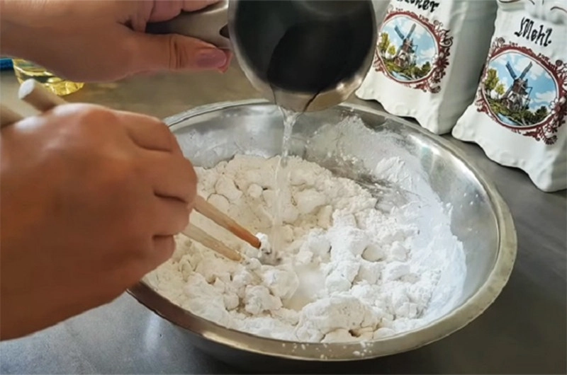Trộn bột gạo tẻ bột sắn dầu ăn 