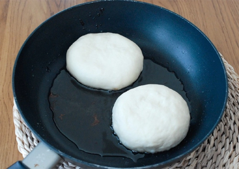 Đặt chảo dầu lên bếp đun nóng rồi cho bột vào chiên