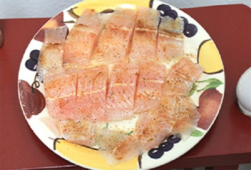 Ướp thịt cá với gia vị cho ngấm 15 phút