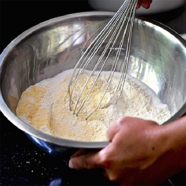 Cách làm bánh bao ngon – trộn đều bột mì cùng đường và muối