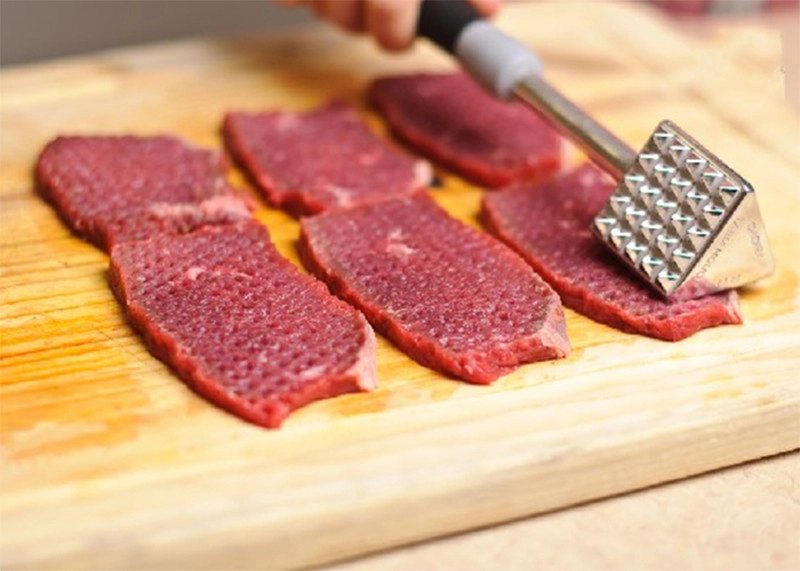 Đập thịt bò sẽ giúp thịt mềm hơn khi ăn