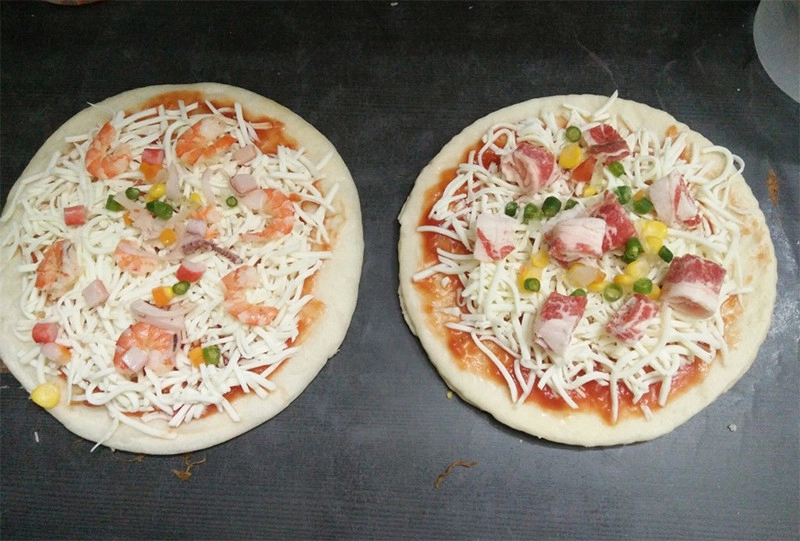 Xếp các nguyên liệu pizza lên đế bánh