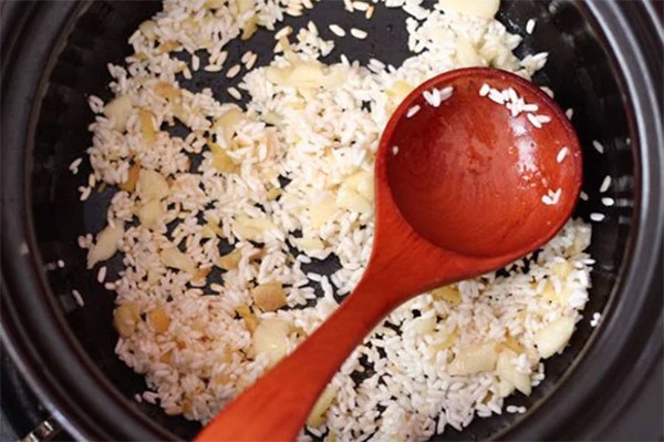 Rang gạo với 1 ít dầu ăn trên chảo với muối và đường