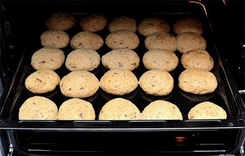 Nướng bánh quy hạt điều bằng lo nướng ở nhiệt độ cho phép