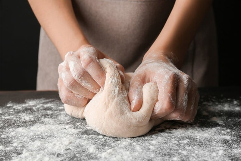 Một mẹo khi nhao bột là dùng lực ở cổ tay để nhào sẽ tiết kiệm sức hơn.