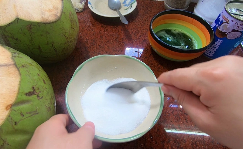 Pha nước dừa với bột rau câu và đường