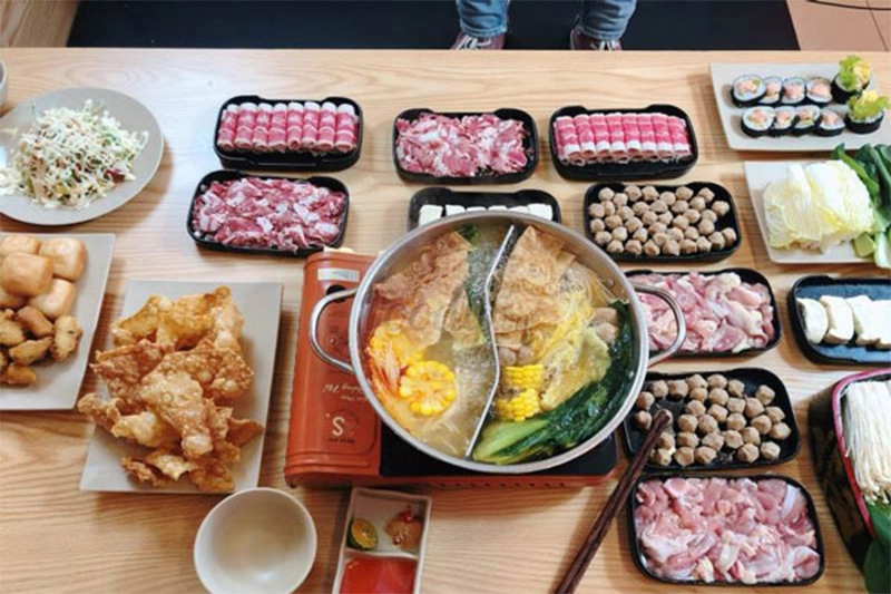 Nhà Hàng Gangnam Po-cha khách hàng có cơ hội thưởng thức món lẩu thơm ngon với các toping đa dạng