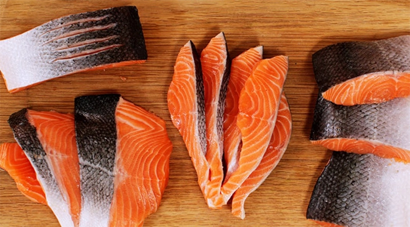 Cá hồi có thành phần giàu chất béo omega 3 và hàm lượng protein.