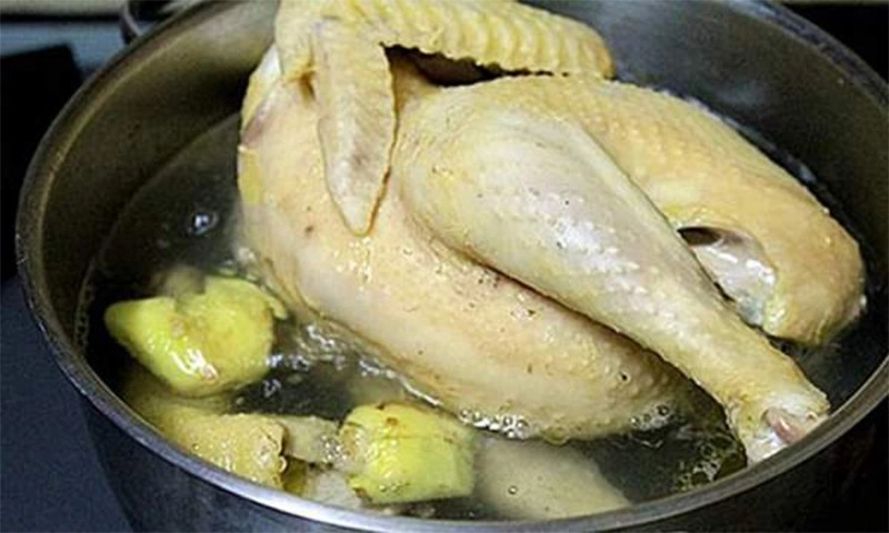Luộc gà để lấy nước nấu lẩu