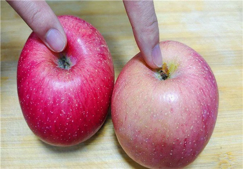 Ấn nhẹ quả táo để kiểm tra độ cứng hay mềm