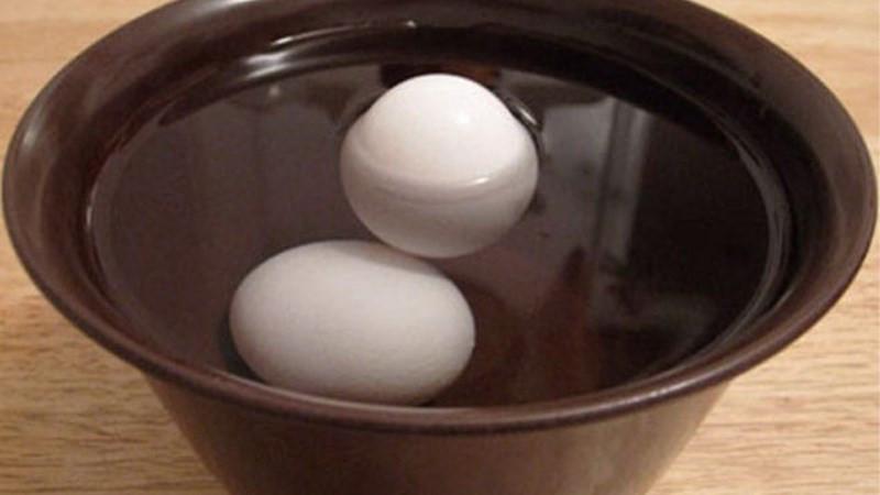 Kiểm tra trứng vịt lộn bằng nước muối loãng