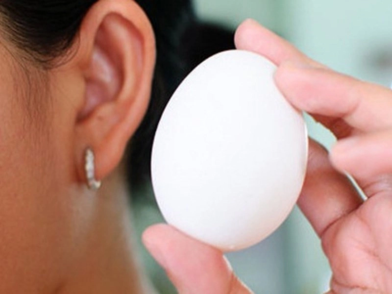 Lắc nhẹ trứng vịt lộn để xác định trứng còn non hay già qua tiếng động