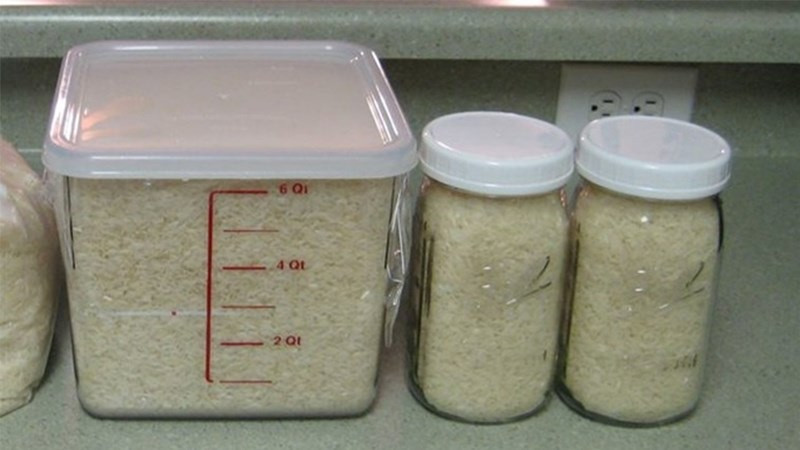 Bảo quản gạo nơi khô ráo thoáng mát, đựng trong hộp kín