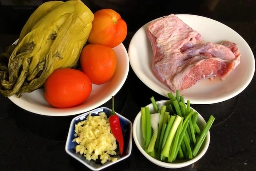 Các nguyên liệu chính để nấu món canh chua thịt bò