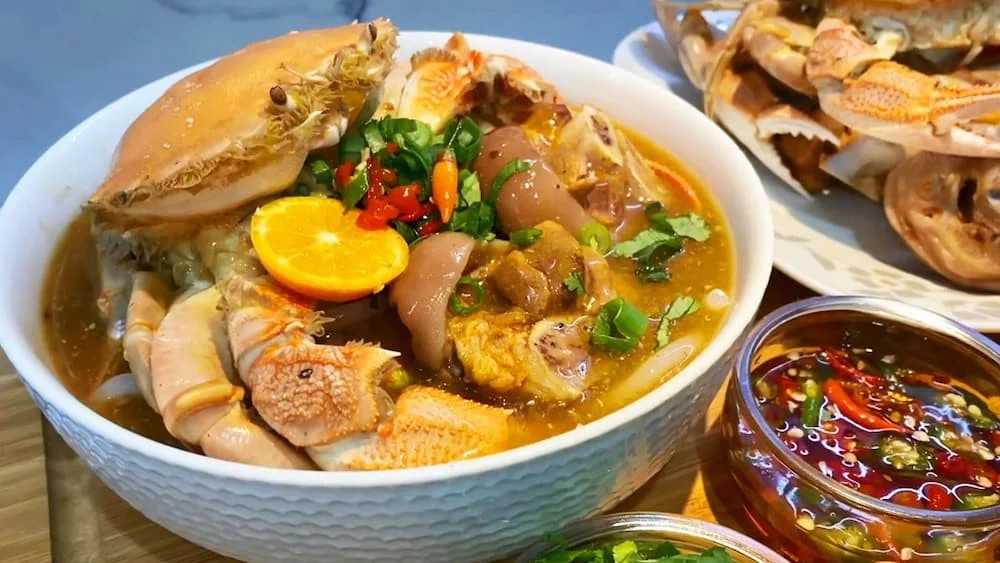 Nước dùng bánh canh ghẹ miền Bắc được nấu từ giò heo