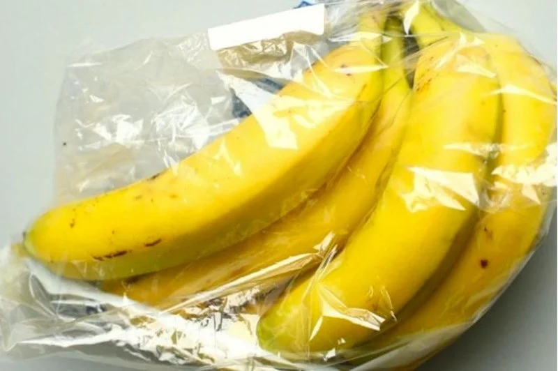 Cần bọc chuối bằng màng bọc thực phẩm hoặc túi zin khi để vào tủ lạnh bảo quản