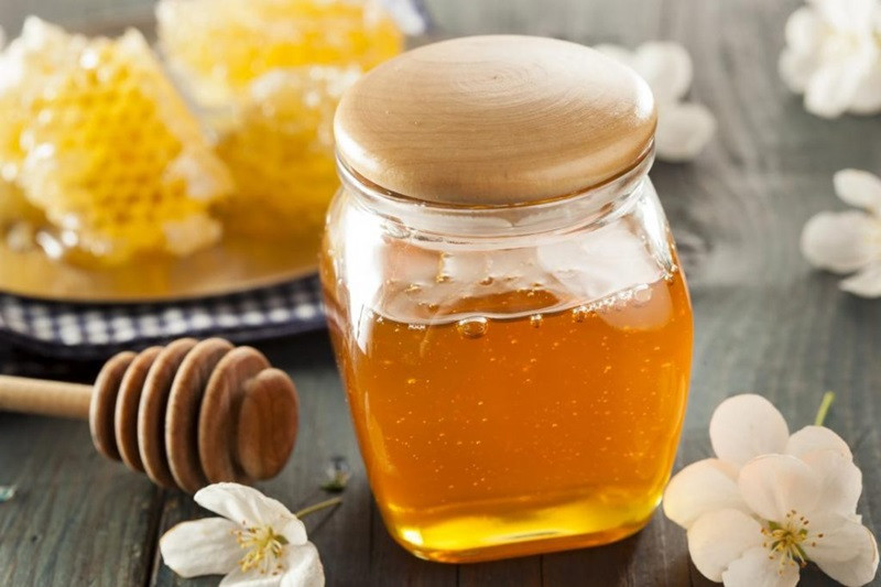 Bảo quản mật ong trong chai thủy tin đậy kín tránh bị kiến xâm nhập