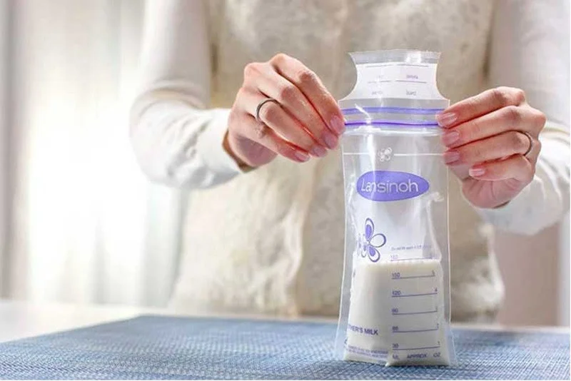 Bảo quản sữa mẹ ở nhiệt độ thường từ 6-8 tiếng