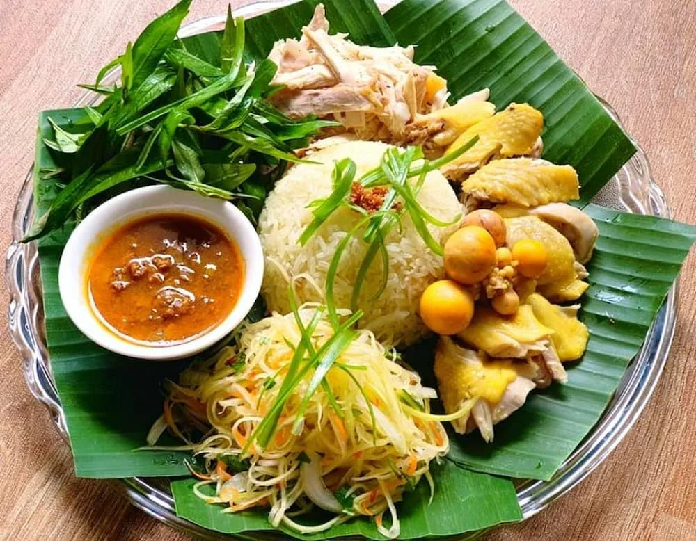 Cơm gà là món ăn quen thuộc của nhiều người Việt