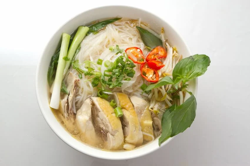 Một bát phở gà cung cấp khoảng 31 gram carbohydrate.  