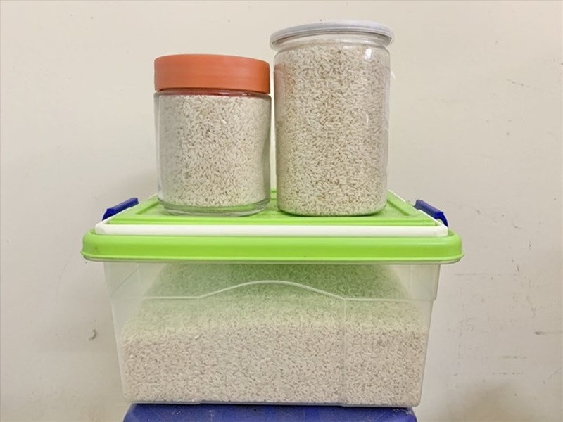 Đựng gạo trong hộp kín để tránh ẩm mốc