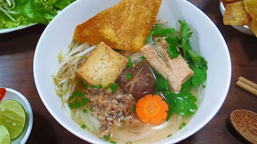 Hủ tiếu chay miền Nam có topping đơn giản hơn