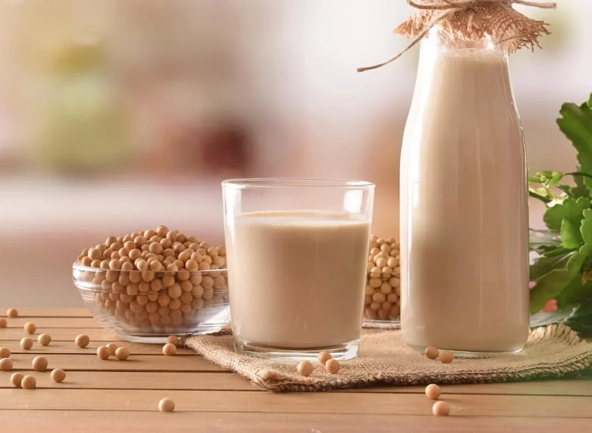 Bảo quản sữa đậu nành ra chai thủy tinh sau khi được tiệt trùng để đảm bảo vệ sinh thực phẩm
