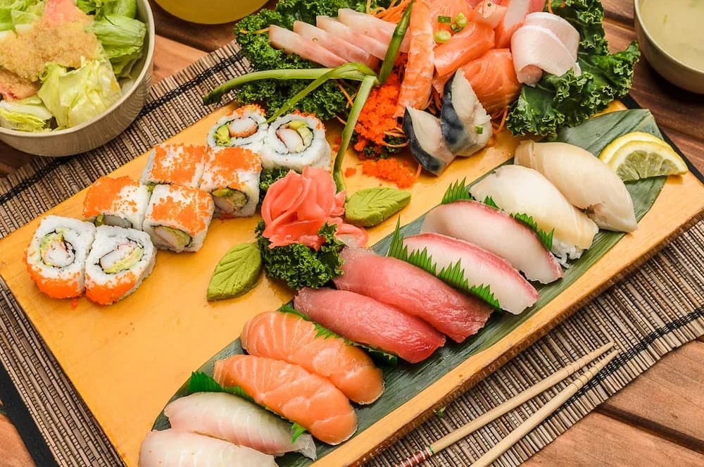 Đồ ăn kèm sẽ làm tăng hương vị cho món sashimi cá hồi