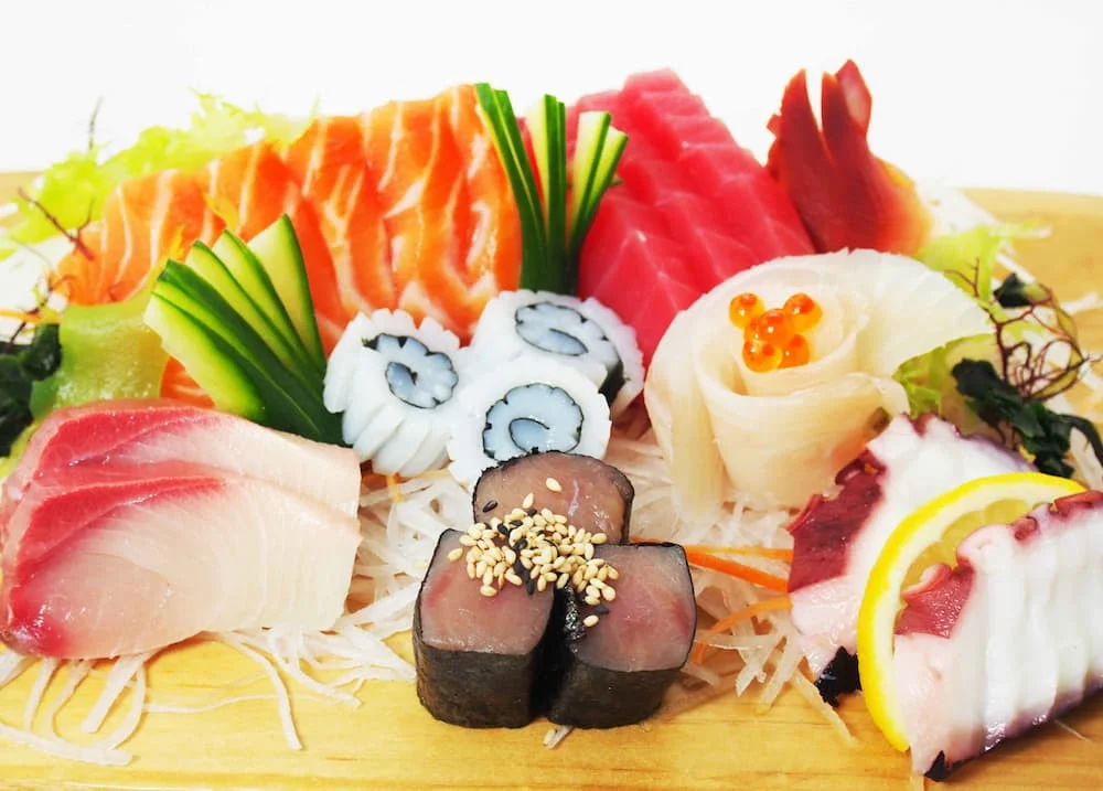 Sashimi cá hồi có thể trình bày cùng với nhiều loại hải sản khác