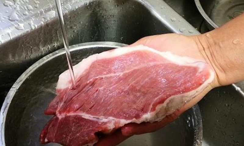 Rửa sạch thịt bò