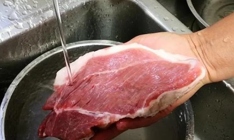 Rửa sạch thịt bò