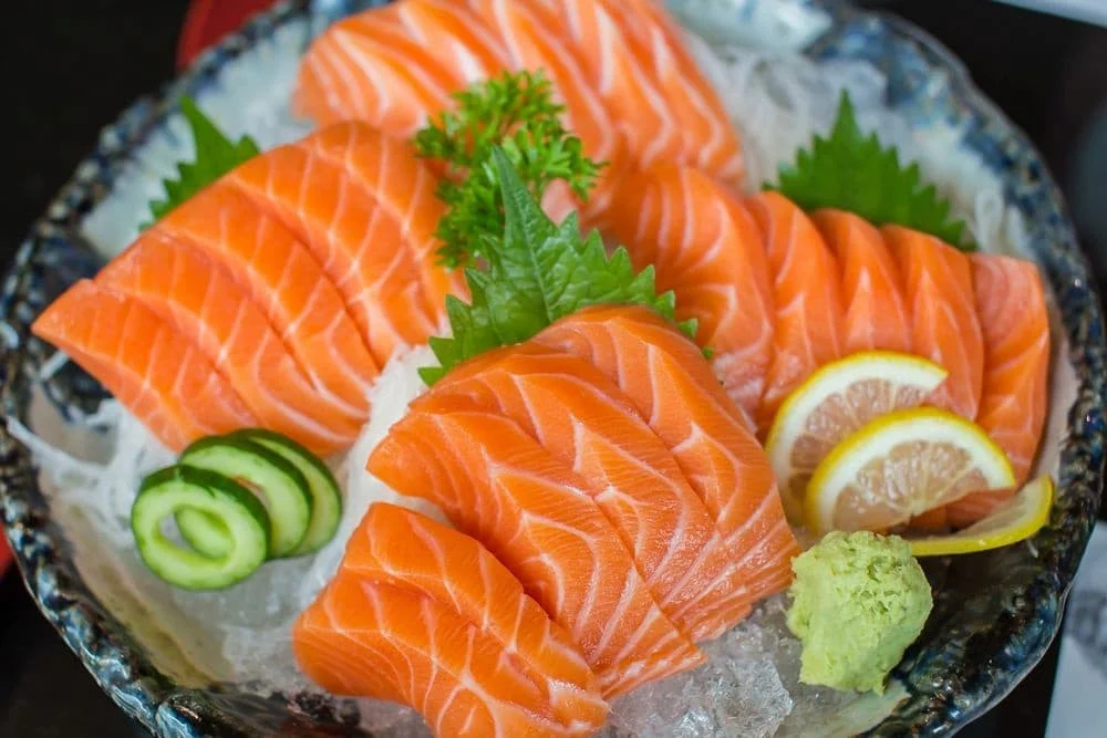 Món sashimi trở nên hấp dẫn hơn khi được trang trí đẹp mắt