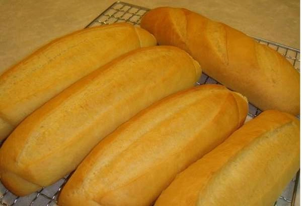 Cách làm bánh mì và nước sốt bánh mì tại nhà