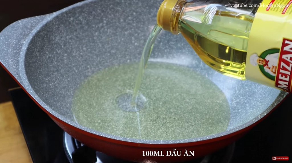Đổ 100 ml dầu ăn vào chảo
